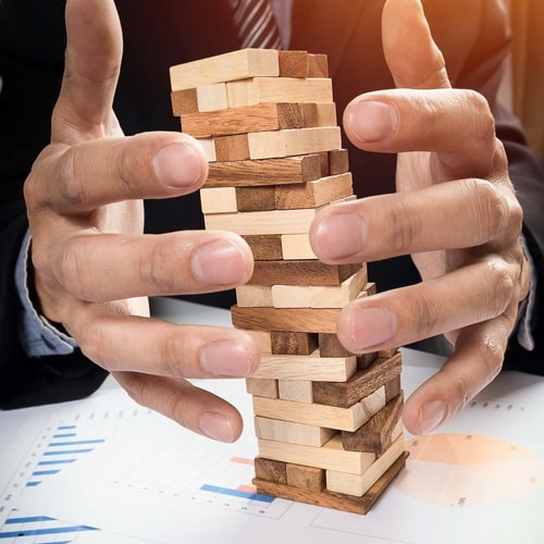 Contador público revisando su documentación profesional