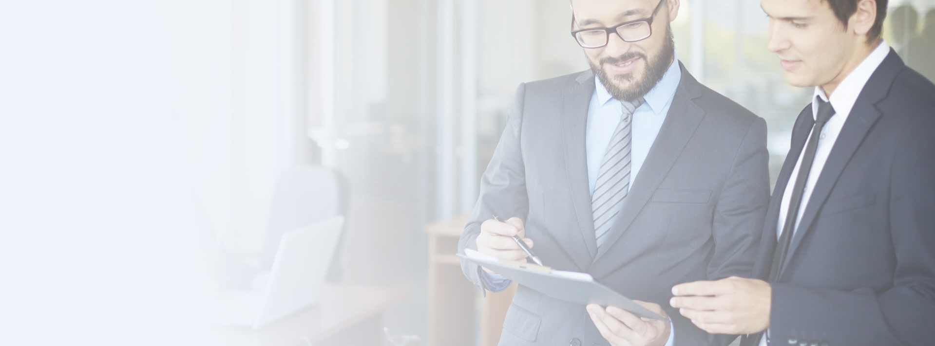 Contadores públicos analizando información financiera durante una reunión de trabajo